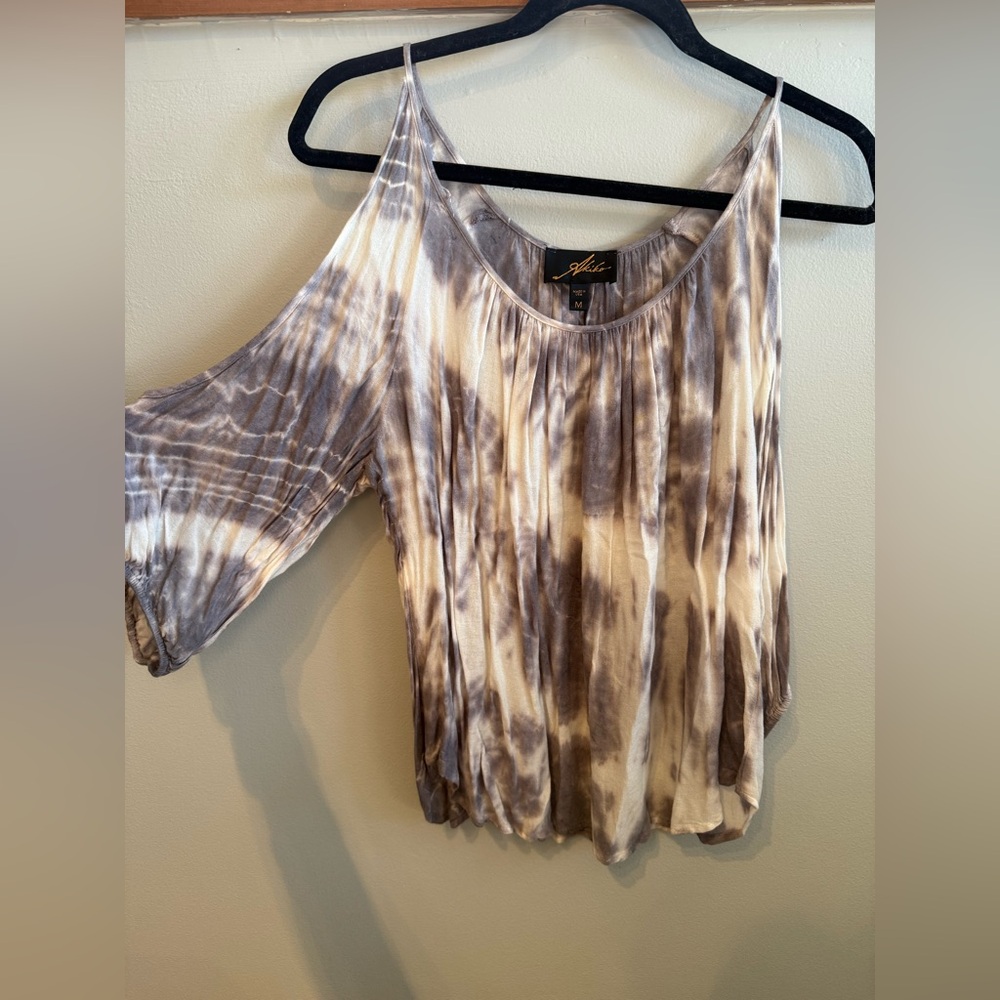 Akiko cold shoulder top